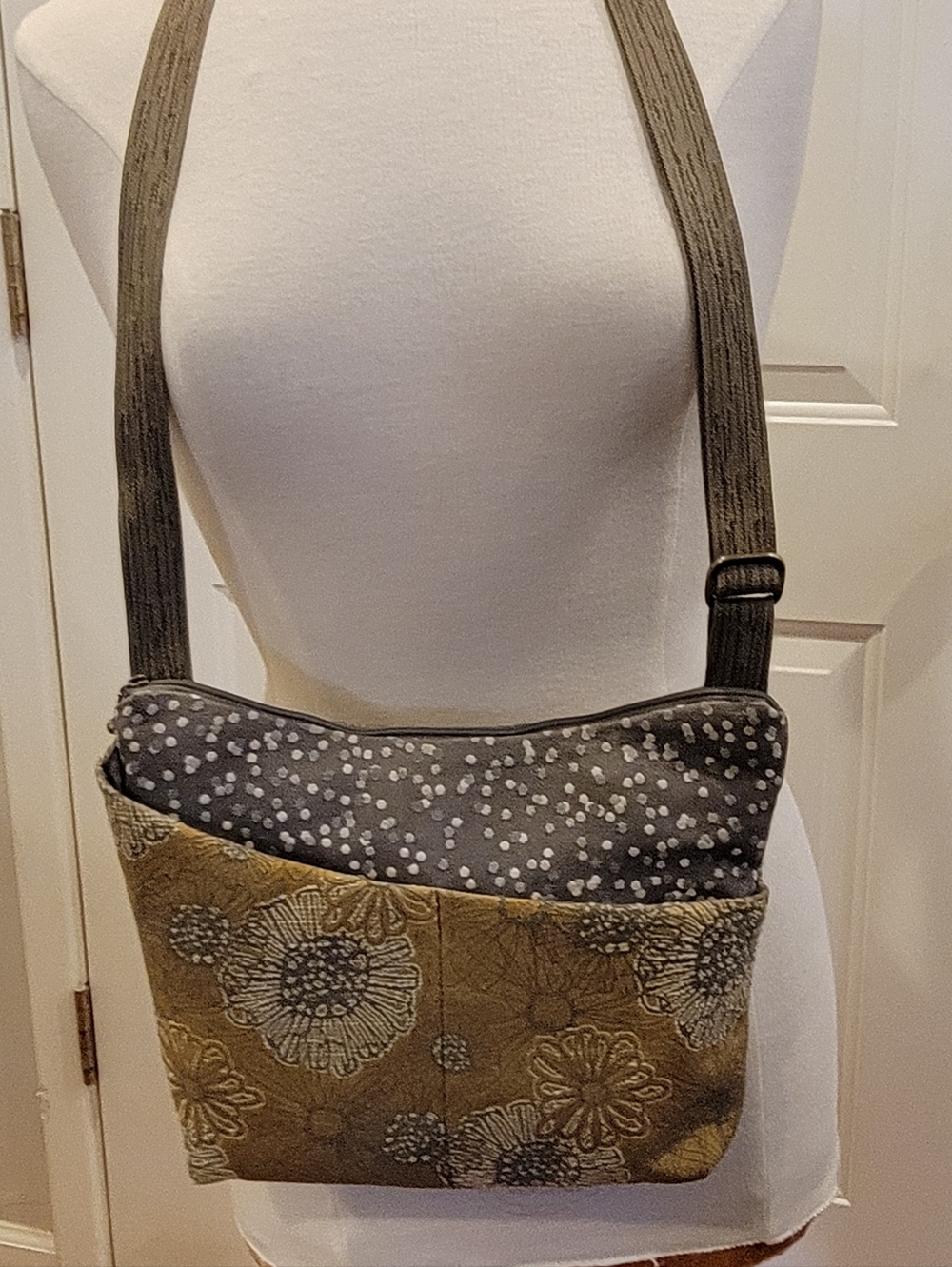 🤎EUC~ MARUCA Floral Pattern Crossbody Bag